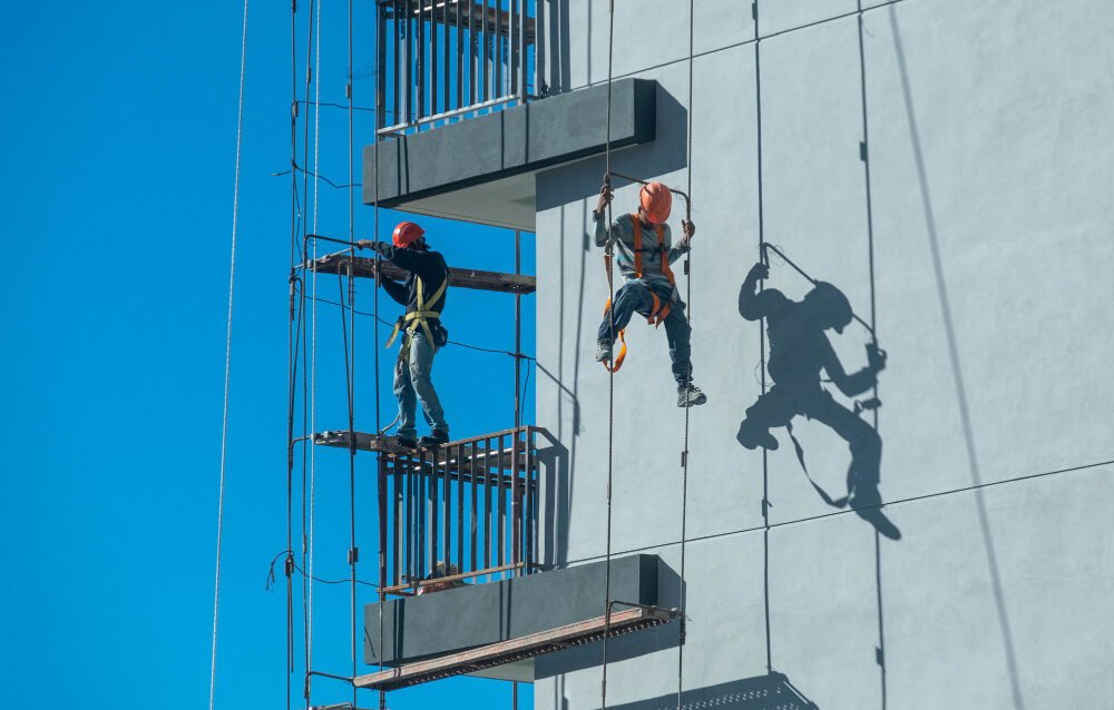 obreros trabajando en una fachada
